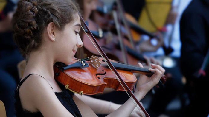 Музикален артистичен жест прави Младежкият симфоничен оркестър при Националното училище